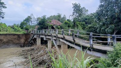 Jembatan di Desa Suwaru Tulungagung Ambles, Warga Terpaksa Memutar 1 Kilometer