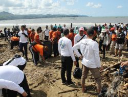 Pantai Gemah Dipenuhi Sampah, Alat Berat Mulai Dikerahkan untuk Bersih-Bersih