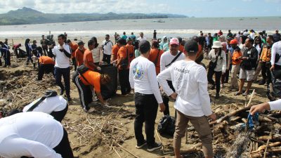 Pantai Gemah Dipenuhi Sampah, Alat Berat Mulai Dikerahkan untuk Bersih-Bersih