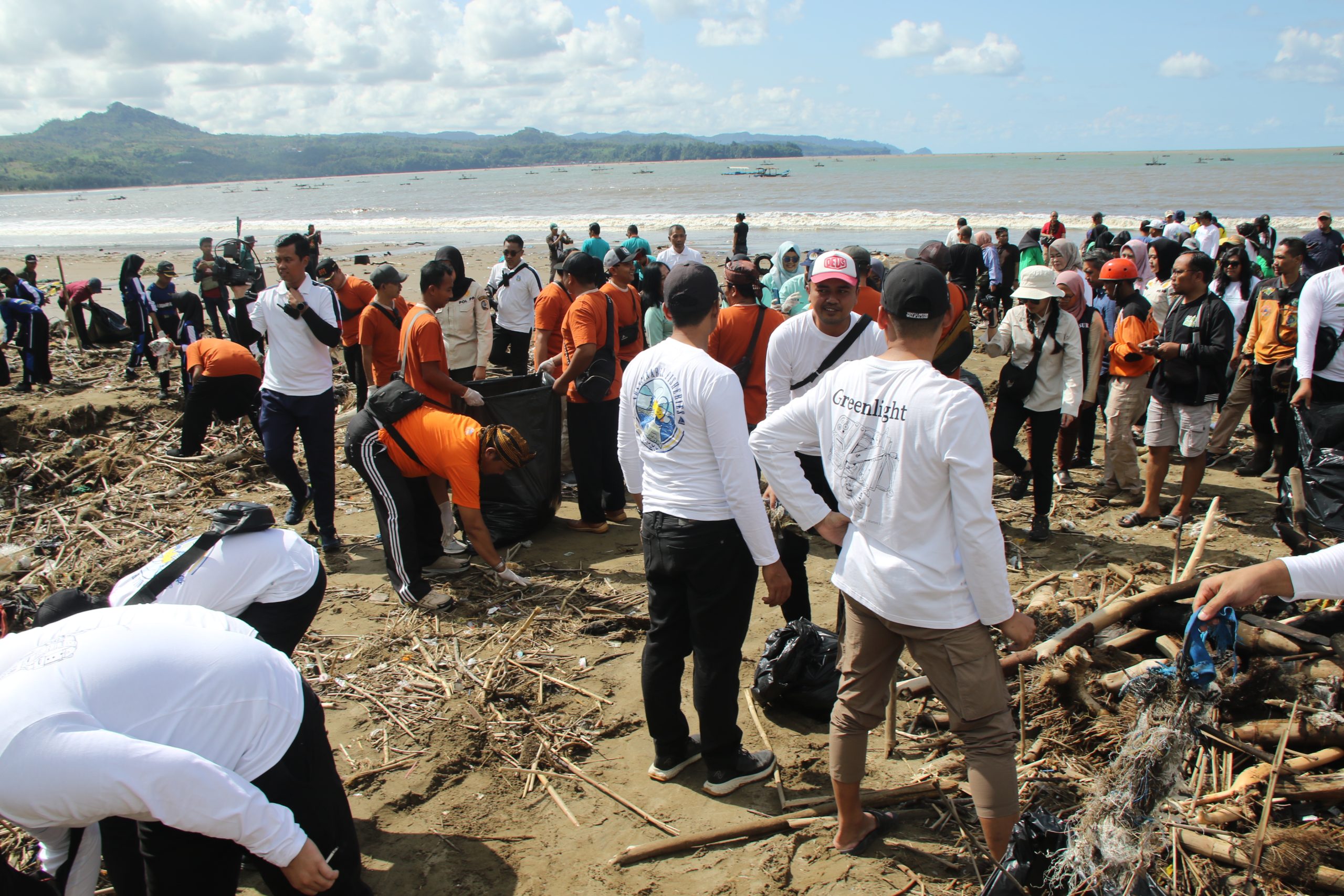 Pantai Gemah Dipenuhi Sampah, Alat Berat Mulai Dikerahkan untuk Bersih-Bersih
