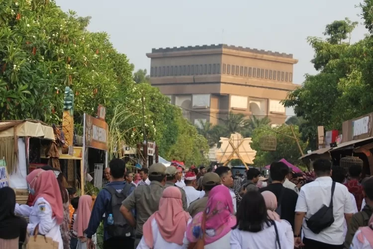 Libur Kenaikan Isa Almasih, Monumen SLG Kediri Diserbu Wisatawan