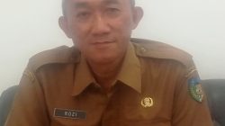 petugas Dinas Perkim Perbaiki Pju dan Ainur Rozi Kabid Perkim Dinas Perkim Kabupaten Kediri (bakti)