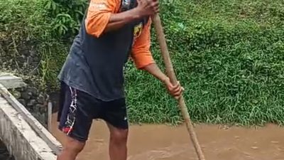 Warga Cerme Bersihkan Sampah di Jembatan Hadisingat untuk Cegah Banjir