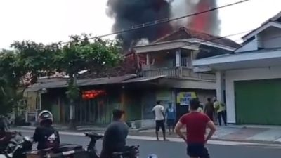 Toko Bangunan di Srengat Terbakar Akibat Korsleting, Kerugian Capai Rp 50 Juta