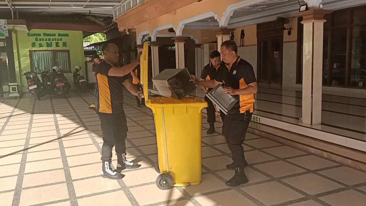 Polsek Semen Rayakan Hari Bhayangkara ke-79 dengan Aksi Bersih Masjid