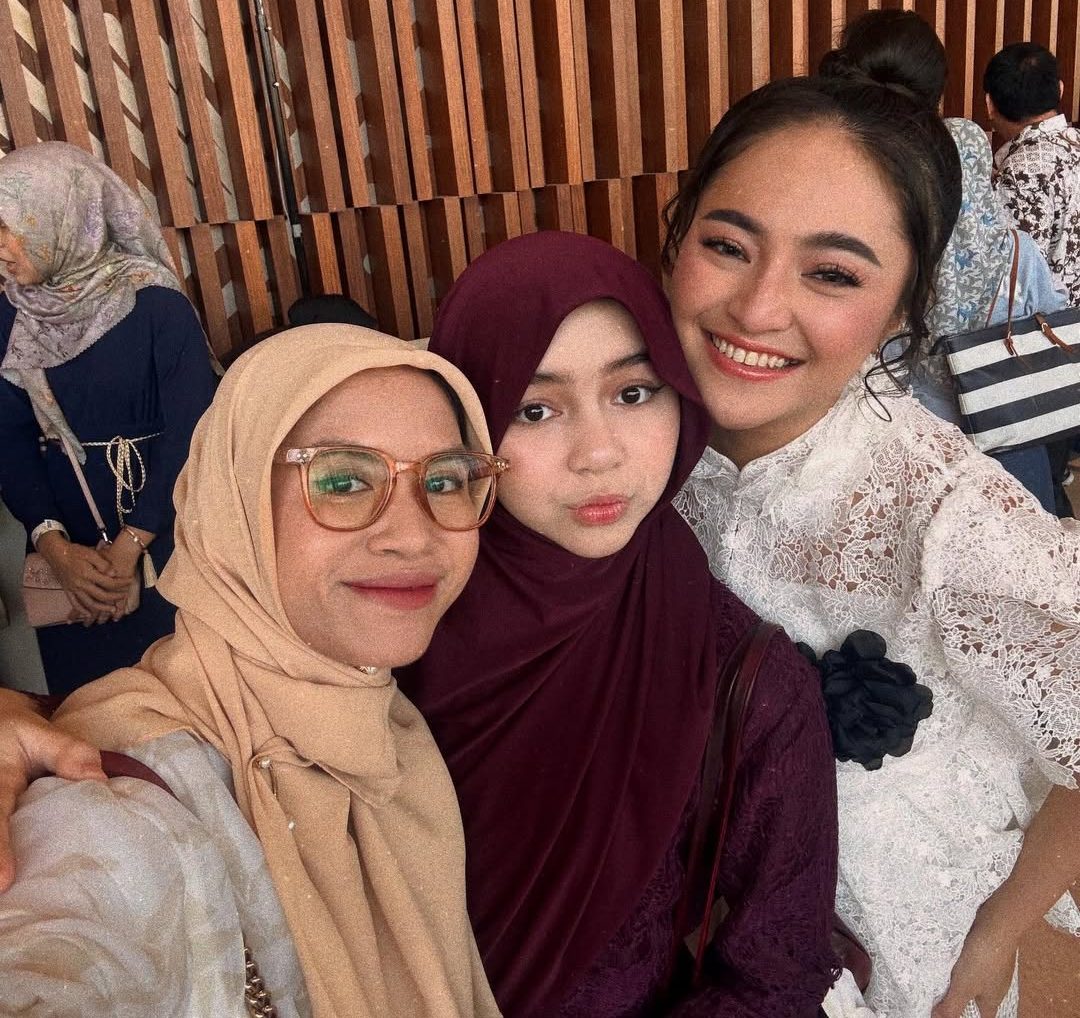 Kompak! Marshanda dan Istri Ben Kasyafani Tuai Pujian di Momen Kelulusan Sienna