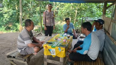 Pendekatan Santai Aiptu Yulianto Bhabinkamtibmas Tosaren Bikin Warga Sumber Cakarsi Nyaman