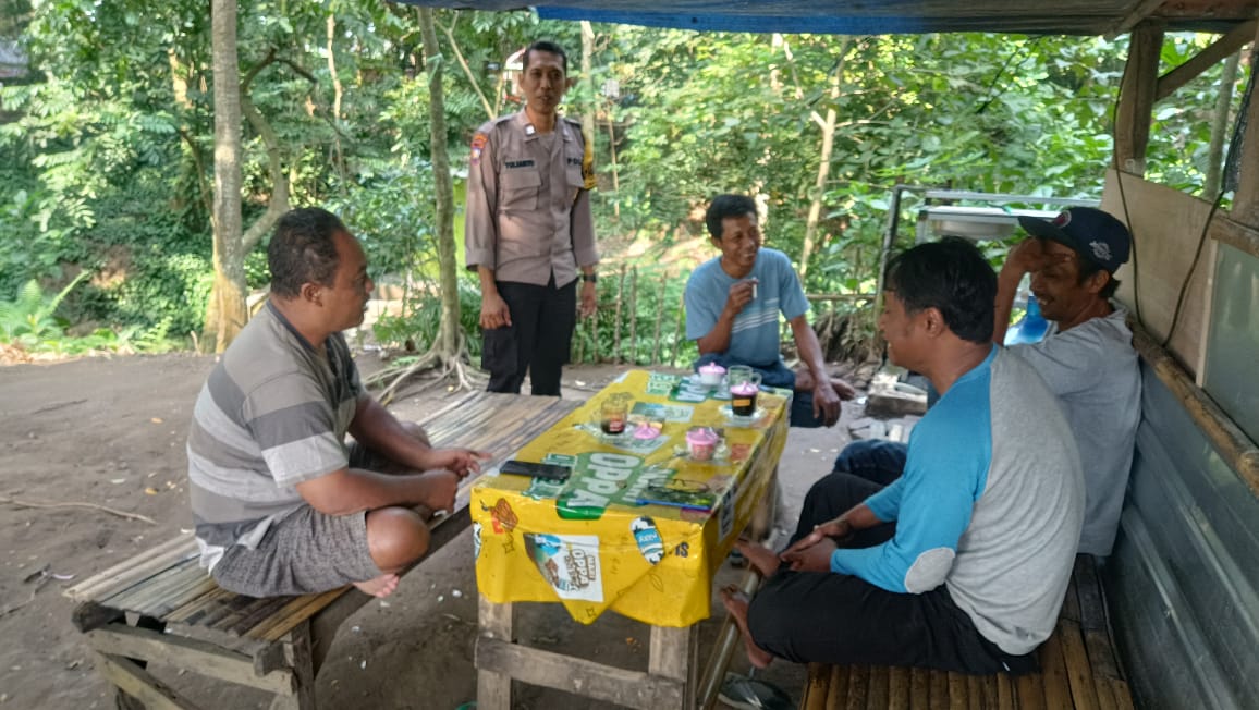 Pendekatan Santai Aiptu Yulianto Bhabinkamtibmas Tosaren Bikin Warga Sumber Cakarsi Nyaman