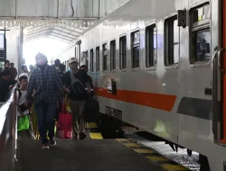 Stasiun Kediri Dipadati Penumpang Tujuan Surabaya Jelang Berakhirnya Libur Sekolah