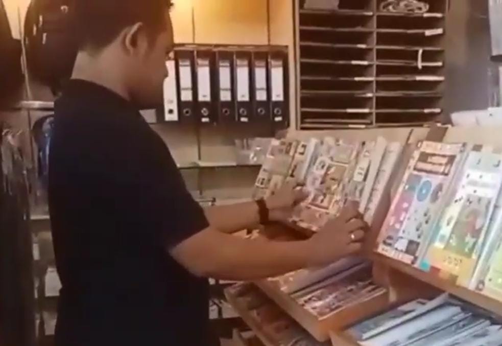 Jelang Tahun Ajaran Baru, Toko Buku Pratama Kediri Dipadati Pembeli