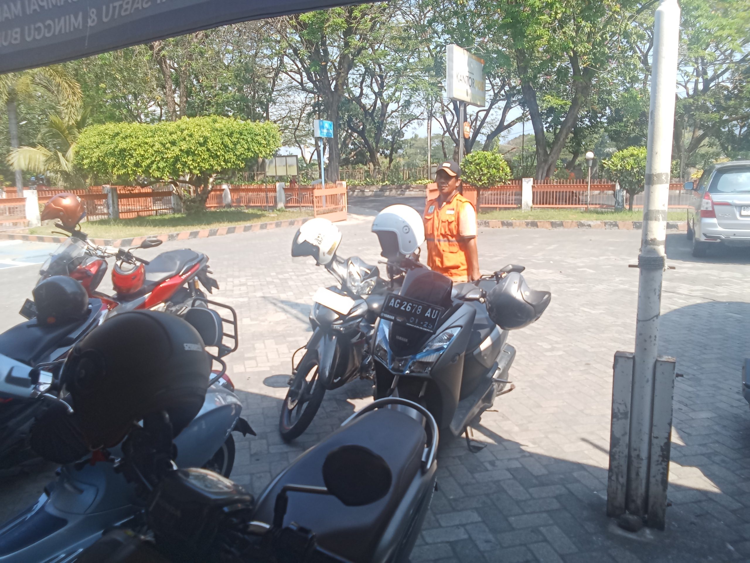 35 Tahun Jadi Juru Parkir Kantor Pos Kediri, Mulyoto Temukan Berkah di Tengah Keramaian Penyaluran BLT