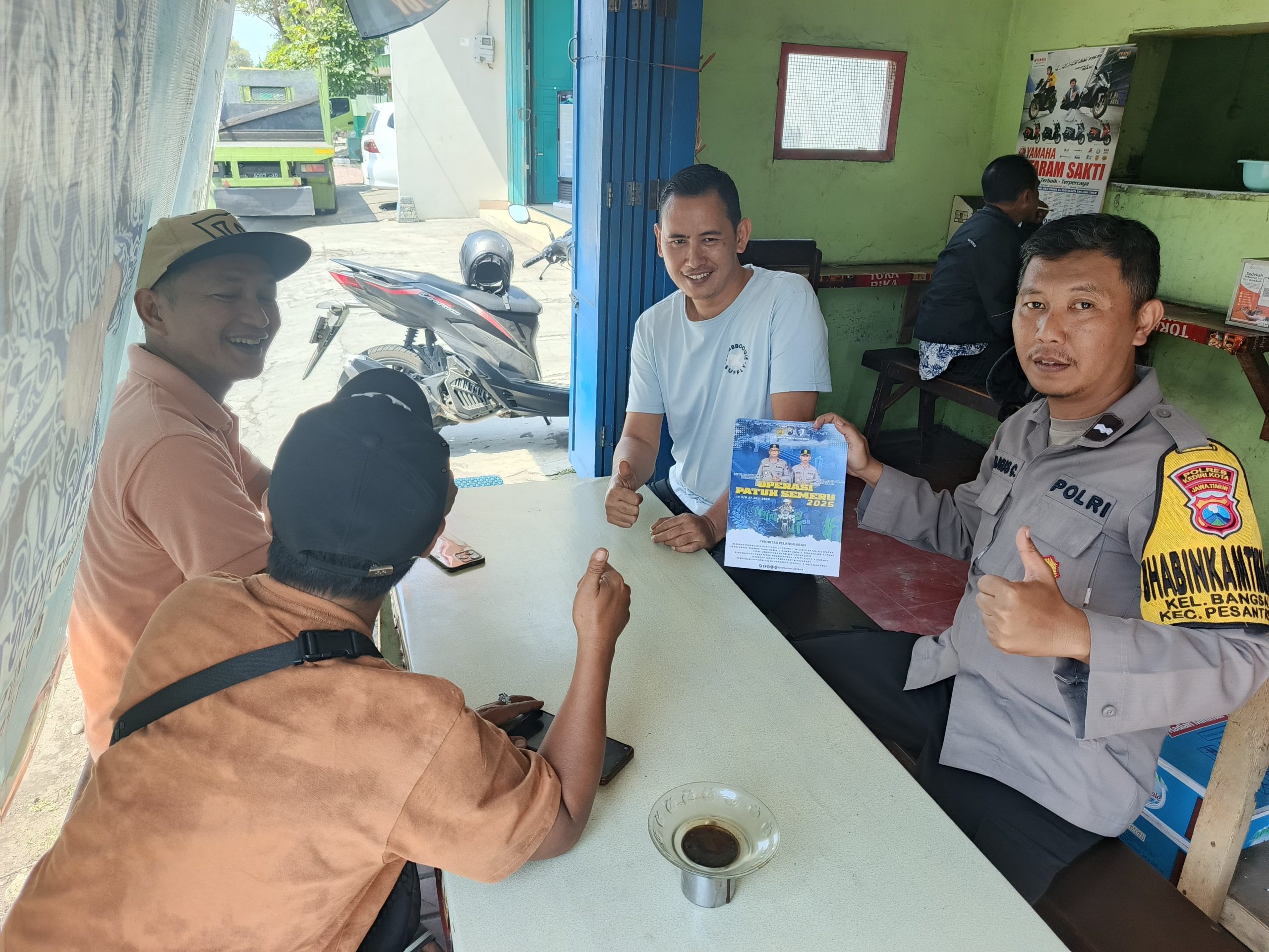 Bhabinkamtibmas Kelurahan Bangsal, Aipda Bagus Candra Purisandhi, menyampaikan bahwa edukasi secara langsung ini menjadi kunci dalam membangun budaya keselamatan di jalan. “Harapannya dengan Operasi Patuh Semeru, warga semakin sadar pentingnya tertib berlalu lintas. Edukasi hari ini kami lakukan di beberapa warung dan layanan SKCK agar lebih banyak masyarakat yang menerima pesan keselamatan,” ujar Aipda Bagus. Baca juga : Sunyoto, Loper Koran Terakhir Kota Kediri yang Masih Setia di Era Digital