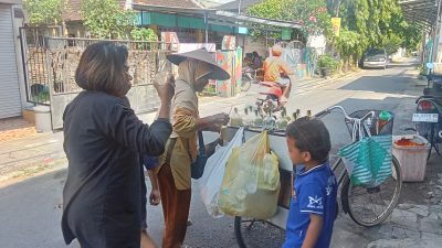 Tak Lekang Zaman, Bu Parinem Penjual Jamu Keliling Kediri Asal Solo Ini Tetap Setia Sejak 1980-an