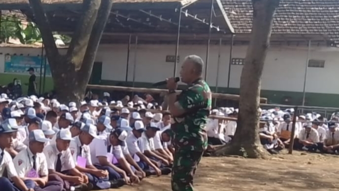 Koramil Mojoroto Latih Kedisiplinan dan Karakter Siswa Baru SMPK Santa Maria Kediri Lewat MPLS