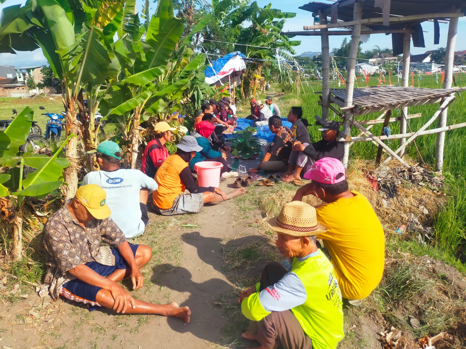 Bhabinkamtibmas Kaliombo Sambang Sawah, Ajak Petani Jaga Ketahanan Pangan