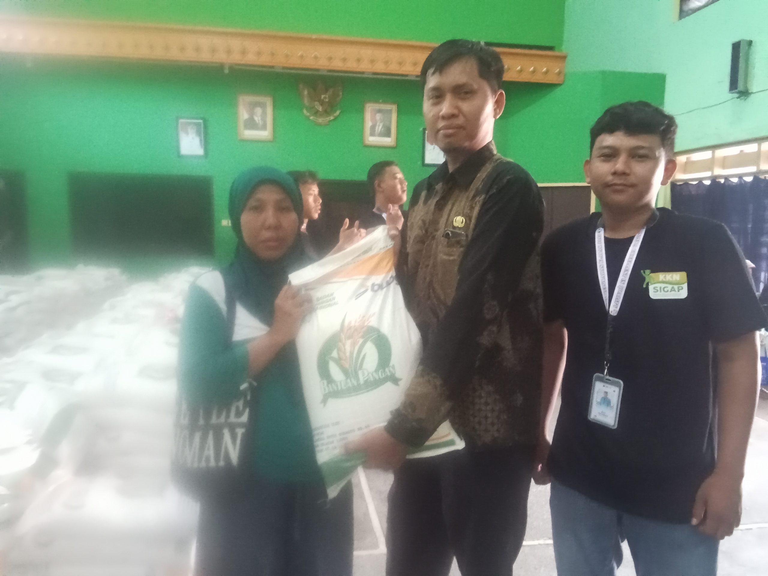 Warga Kelurahan Blabak Terima BPNT Penebalan, Pemerintah Kelurahan Pastikan Distribusi Tepat Sasaran