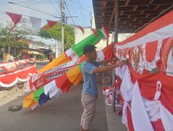 Pedagang Musiman Asal Bandung Mulai Jajakan Atribut Kemerdekaan di Kota Kediri