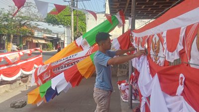 Pedagang Musiman Asal Bandung Mulai Jajakan Atribut Kemerdekaan di Kota Kediri