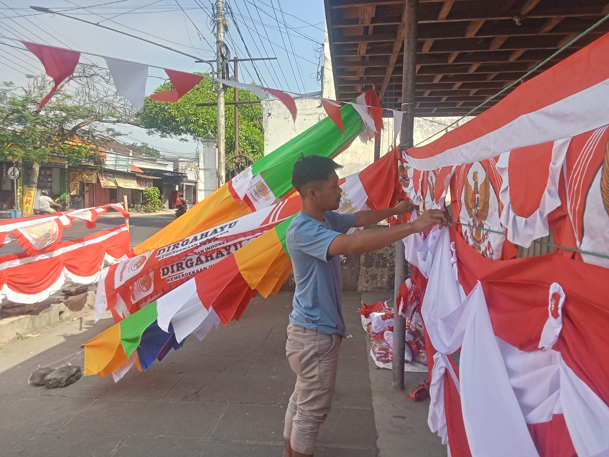 Pedagang Musiman Asal Bandung Mulai Jajakan Atribut Kemerdekaan di Kota Kediri
