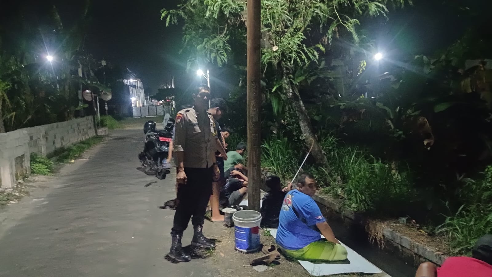 Cara Kreatif Pemuda Tosaren Habiskan Malam Minggu, Gelar “Mancing Mania” di Selokan