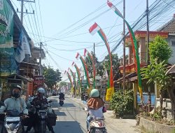 Warga Lingkungan Tirtoudan, Kelurahan Tosaren, Kota Kediri Warnai HUT RI ke-80 dengan Deretan Umbul-Umbul Merah Putih