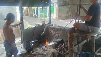 Pande Besi Kelurahan Banaran Bertahan di Tengah Modernisasi, Petani Masih Andalkan Alat Tradisional