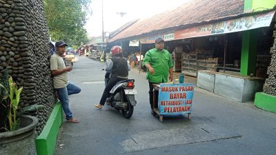 Sosok Pak Ndut, Penjaga Retribusi Pasar Pahing yang Setia Menyambut Pagi Loyalitas Tanpa Batas