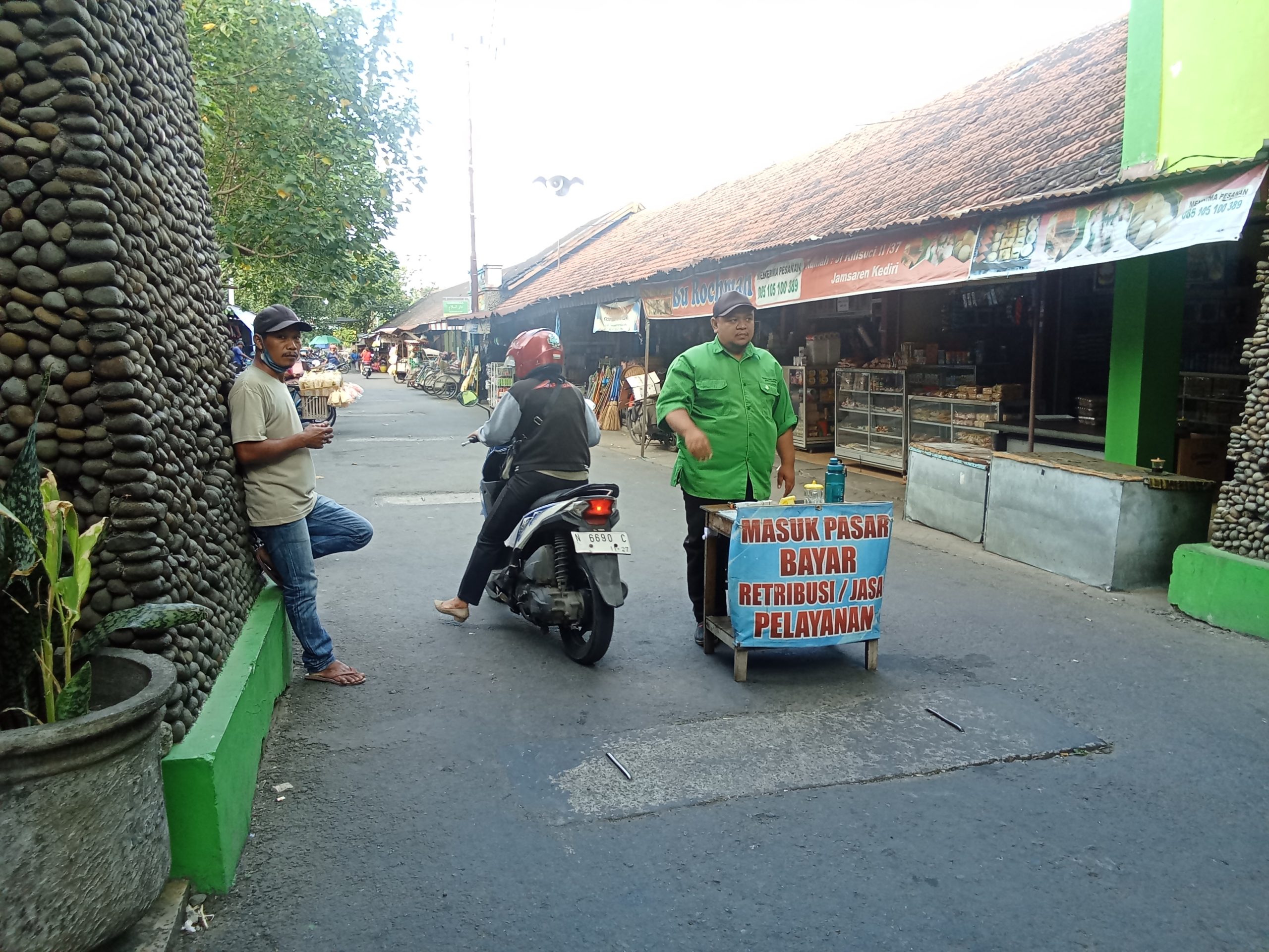 Sosok Pak Ndut, Penjaga Retribusi Pasar Pahing yang Setia Menyambut Pagi Loyalitas Tanpa Batas