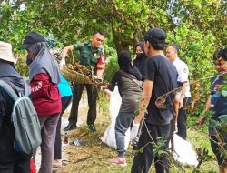 Peringati Hari Sungai Nasional, Babinsa dan Warga Gelar Aksi Bersih Sungai Kresek