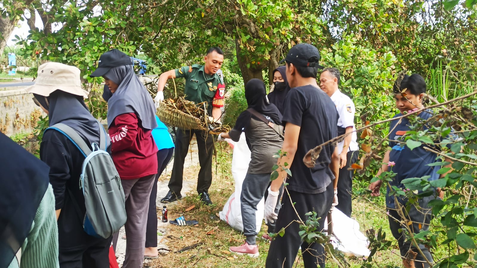 Peringati Hari Sungai Nasional, Babinsa dan Warga Gelar Aksi Bersih Sungai Kresek