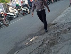 Truk Trailer Proyek RS IIK Kediri Macetkan Jalan KH Wakhid Hasyim, Polisi Berlakukan Pengalihan Arus