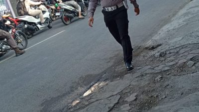 Truk Trailer Proyek RS IIK Kediri Macetkan Jalan KH Wakhid Hasyim, Polisi Berlakukan Pengalihan Arus