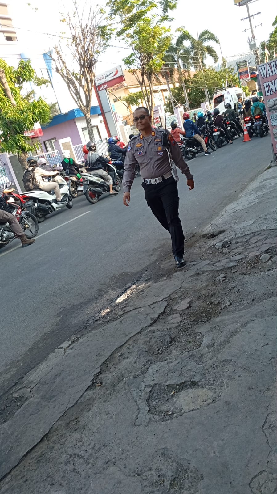 Truk Trailer Proyek RS IIK Kediri Macetkan Jalan KH Wakhid Hasyim, Polisi Berlakukan Pengalihan Arus