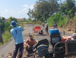Pembangunan Talud di Jalan Besuki, Selopanggung, Kabupaten Kediri Dimulai, Akses Jalan Dibatasi