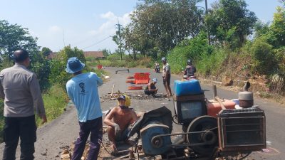 Pembangunan Talud di Jalan Besuki, Selopanggung, Kabupaten Kediri Dimulai, Akses Jalan Dibatasi