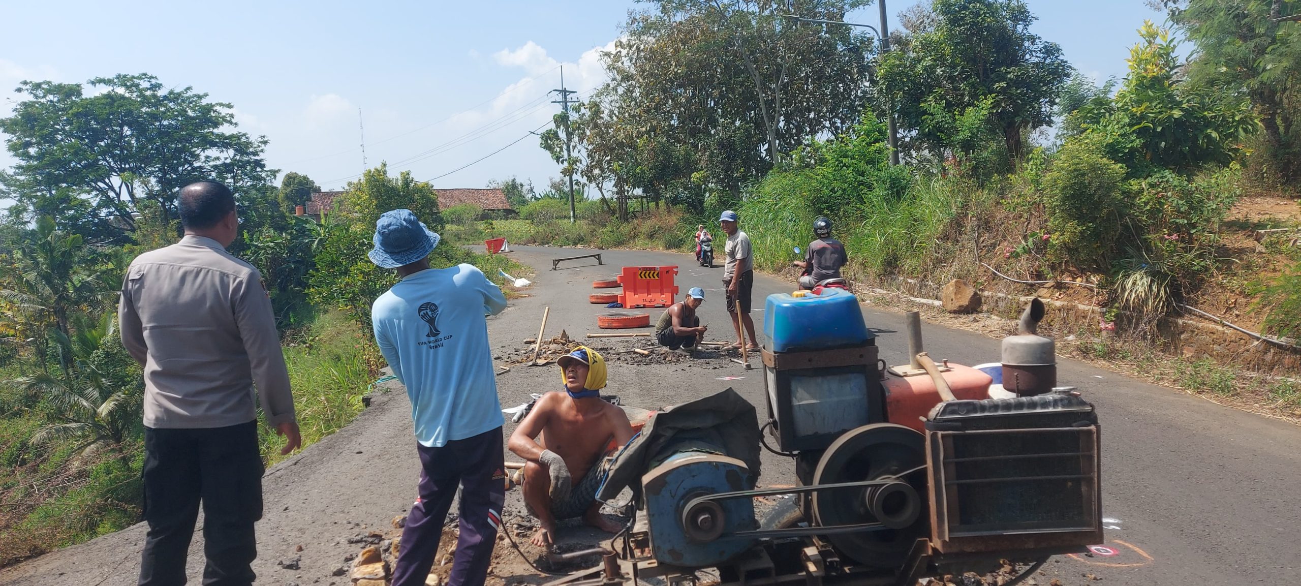 Pembangunan Talud di Jalan Besuki Selopanggung Dimulai, Akses Jalan Dibatasi