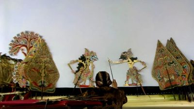 Meriahkan Sedekah Bumi, Warga Desa Bakalanpule, Lamongan, Gelar Wayang Kulit dan Campursari