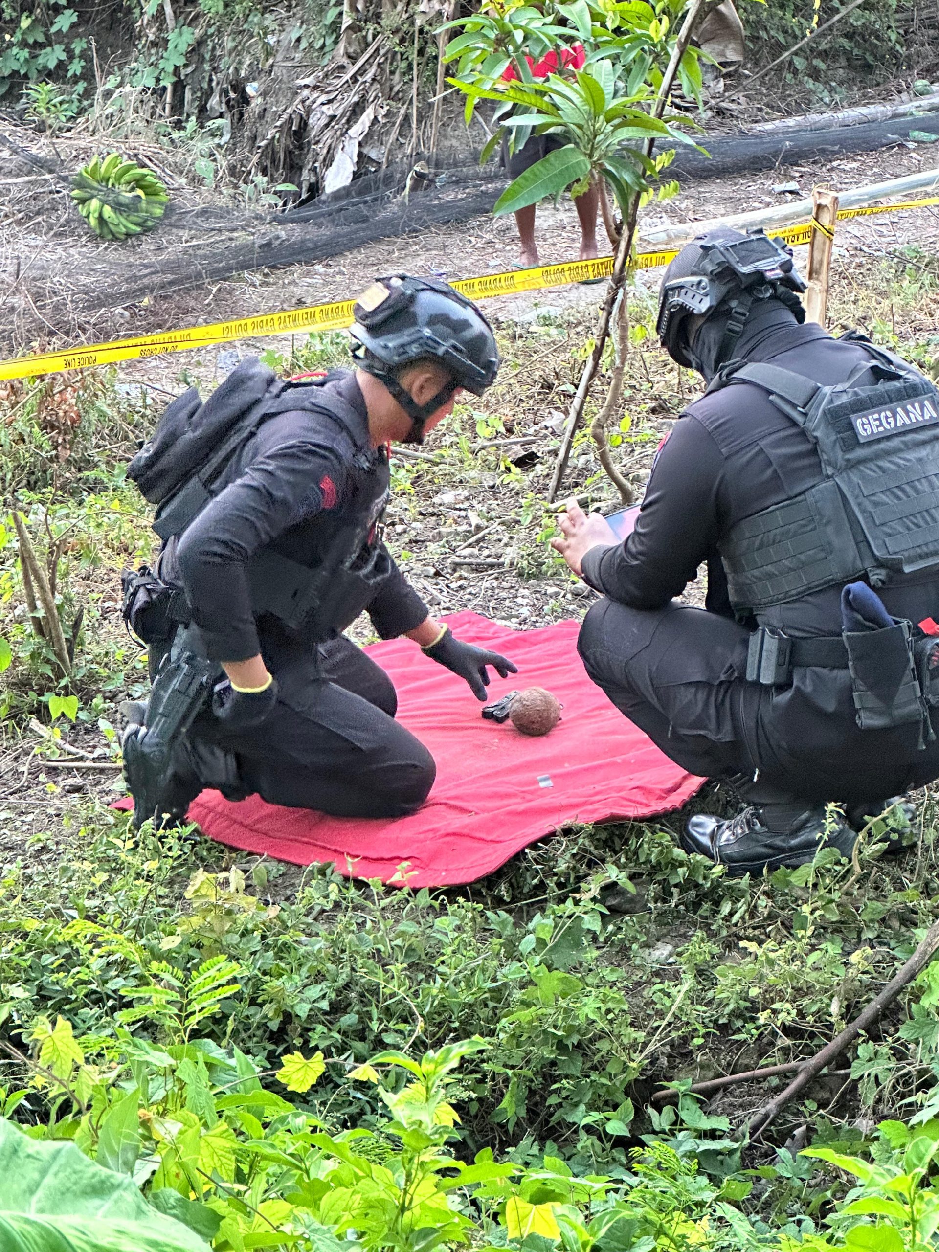 Warga Sukorame Dikejutkan Penemuan Benda Diduga Granat di Halaman Rumah