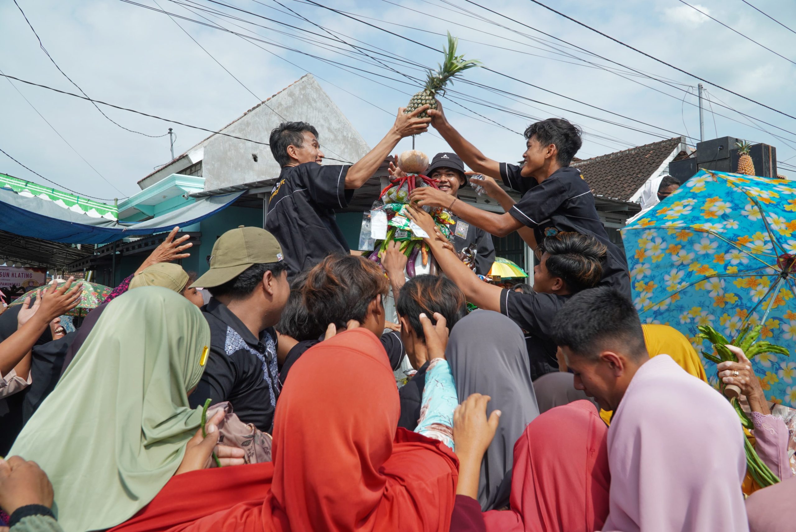 Warga Klanting Meriahkan Tradisi Sedekah Bumi, Bupati Lamongan Hadir Berbaur dalam Sukacita