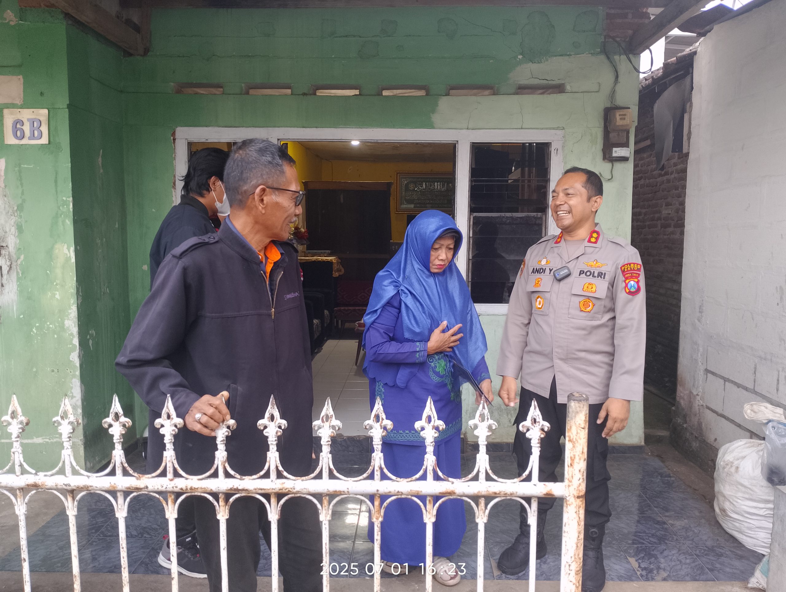 Tak Sekadar Viral! Aksi Nenek Irianingsih Hormat ke Baliho Dibalas Silaturahmi Kapolres Batu