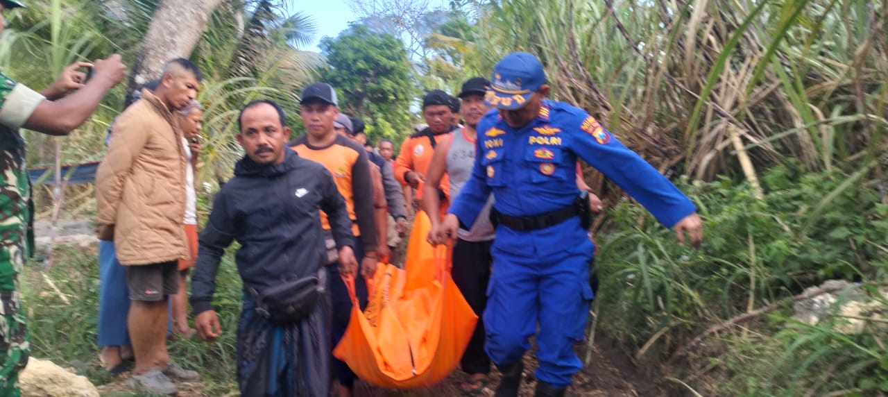 Tragedi di Tebing Pantai Watulepek, Remaja Hilang Diterjang Ombak Saat Memancing