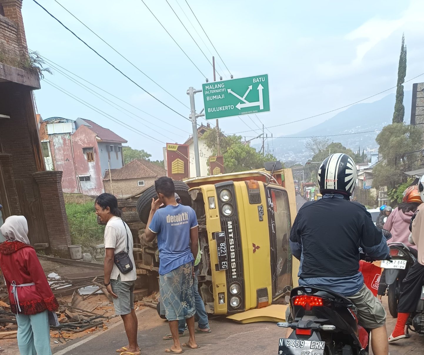 Truk Bermuatan Batu Bata Gagal Nanjak di Bumiaji, Tabrak Rumah Warga hingga Sebabkan Kemacetan