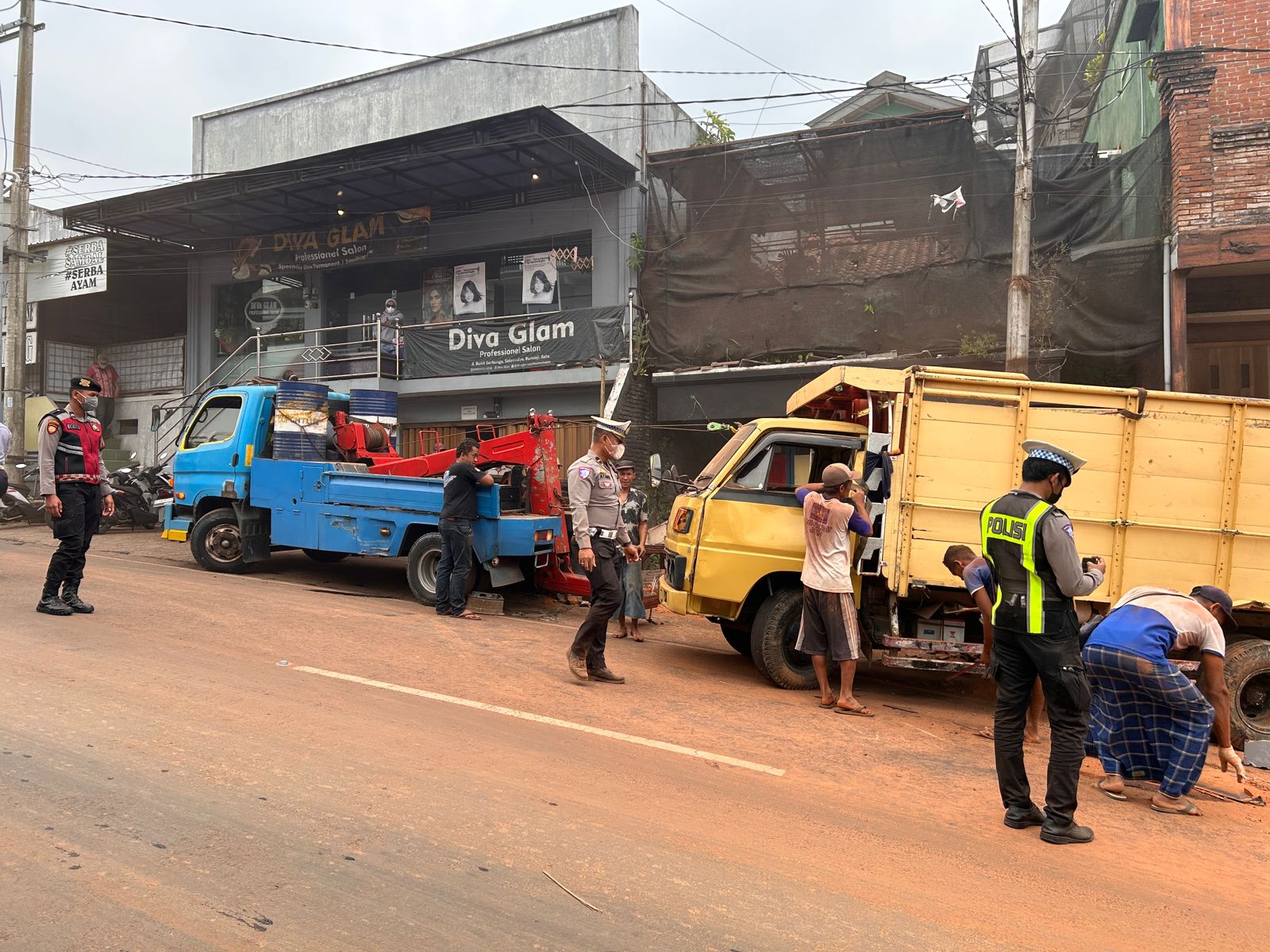Detik-detik Truk Mundur Tabrak Rumah di Batu, Sopir Selamat Usai Lompat