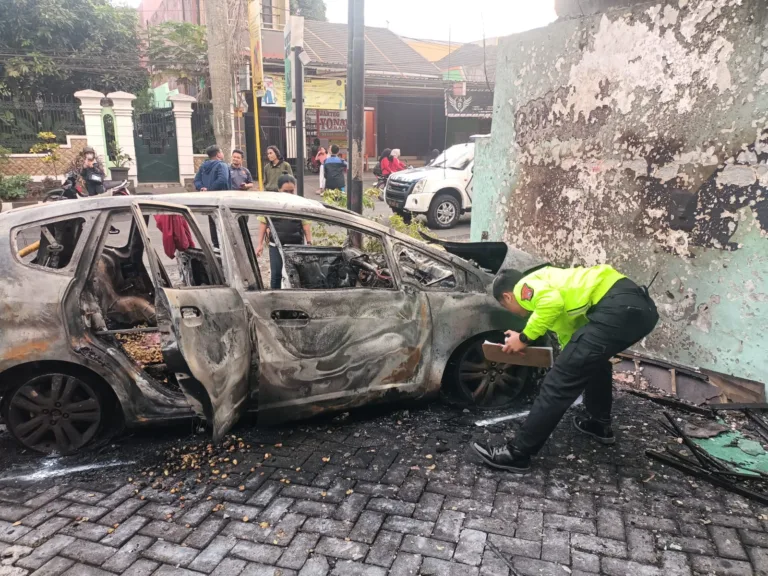 Detik-Detik Mobil Terbakar Usai Hantam Tembok Klinik Hewan di Malang, Dua Pemuda Alami Luka Bakar Serius