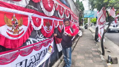 Pedagang Bendera Asal Garut Ramaikan Kota Batu Jelang 17 Agustus