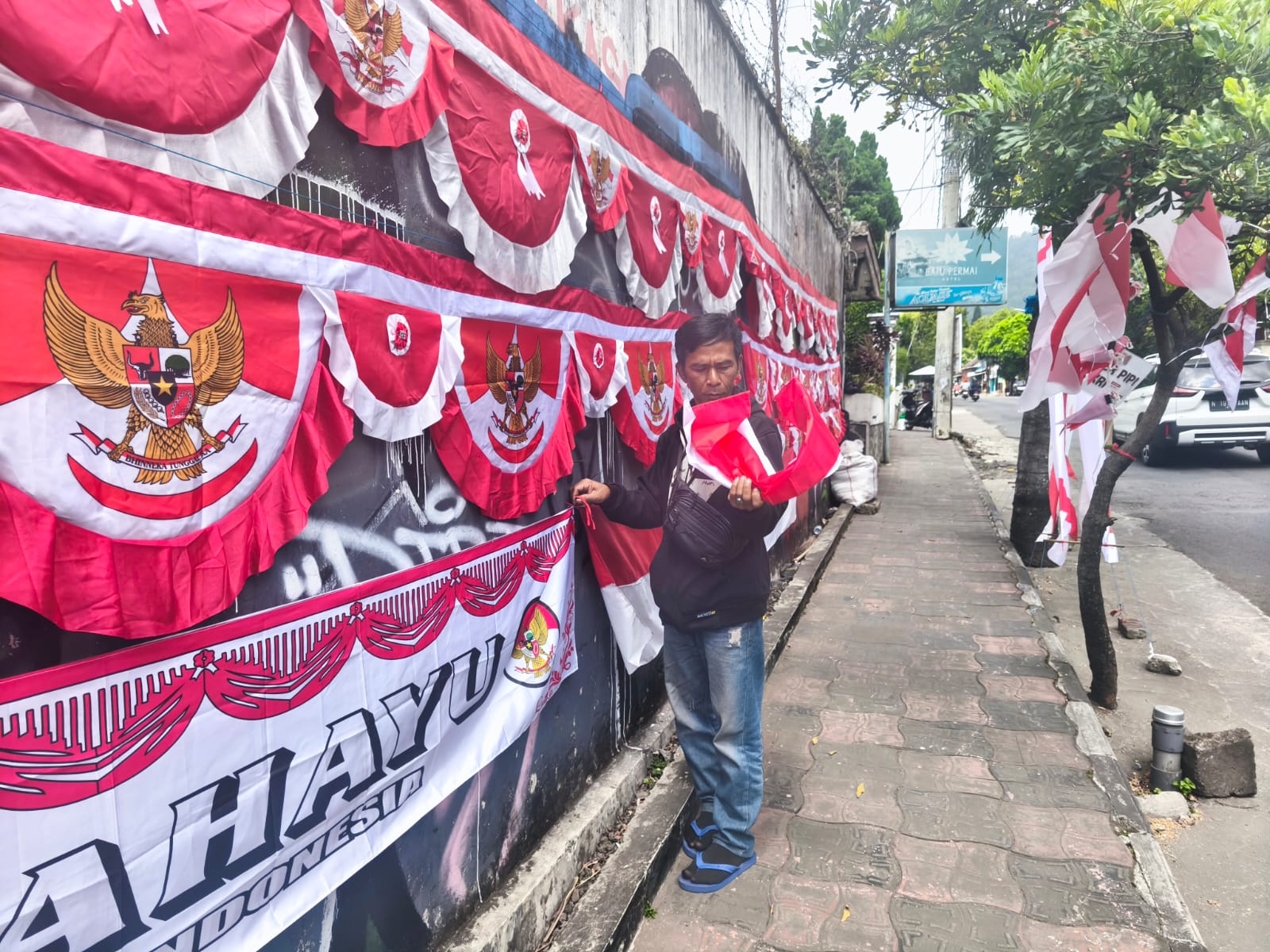Pedagang Bendera Asal Garut Ramaikan Kota Batu Jelang 17 Agustus
