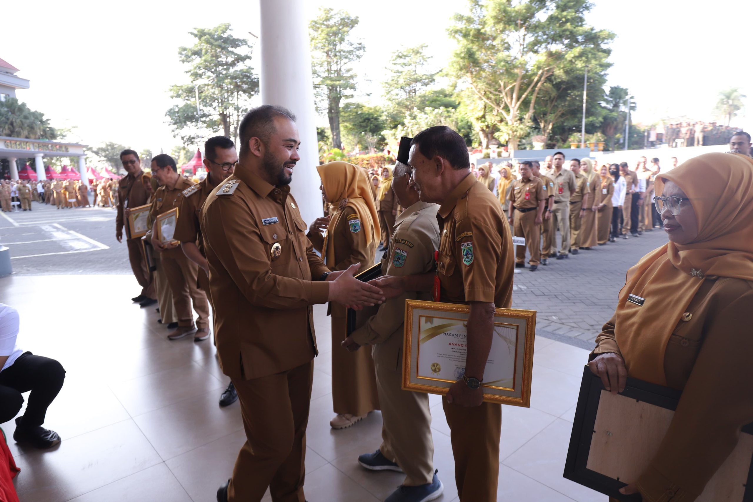Pemkot Batu Berikan Penghargaan bagi ASN Purnatugas, Wali Kota: Pengabdian Tak Berakhir di Masa Pensiun