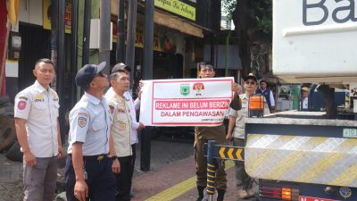 Delapan Reklame di Lokasi Strategis Tak Berizin di Kota Batu Disegel, Potensi Rugikan PAD
