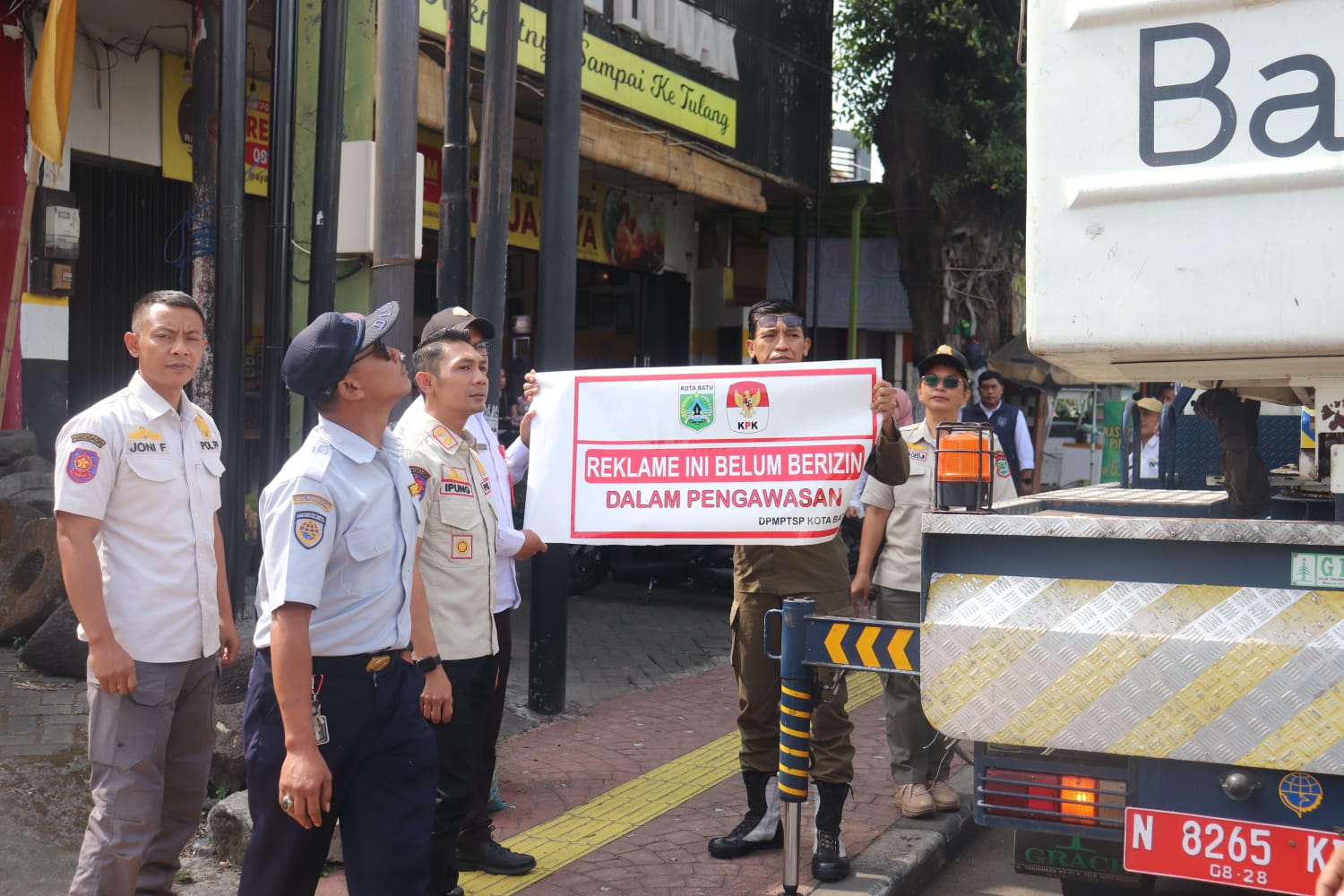 Delapan Reklame Tak Berizin di Kota Batu Disegel, Potensi Rugikan PAD