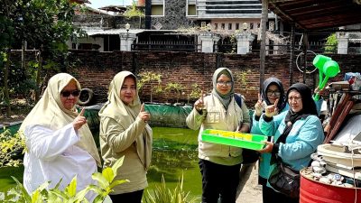 Petugas puskesmas dan kader Kesehatan ketika survey dan sosialisasi pencegahan nyamuk. (kominfo